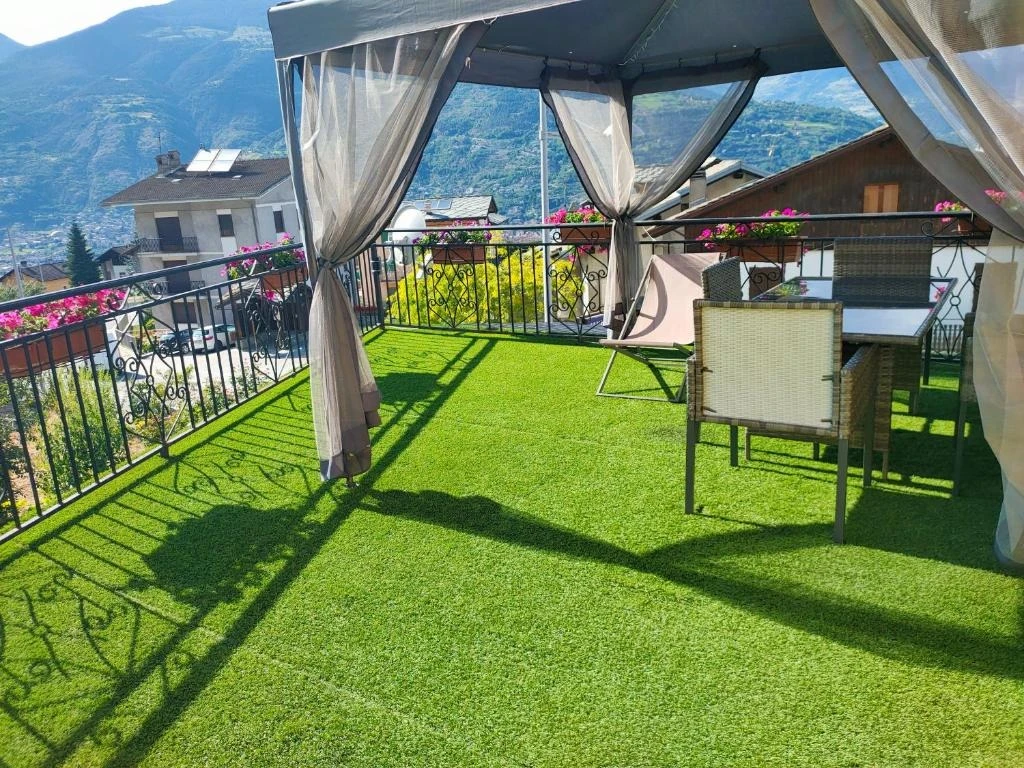 Dehors Panoramico con Gazebo e Vista su Aosta