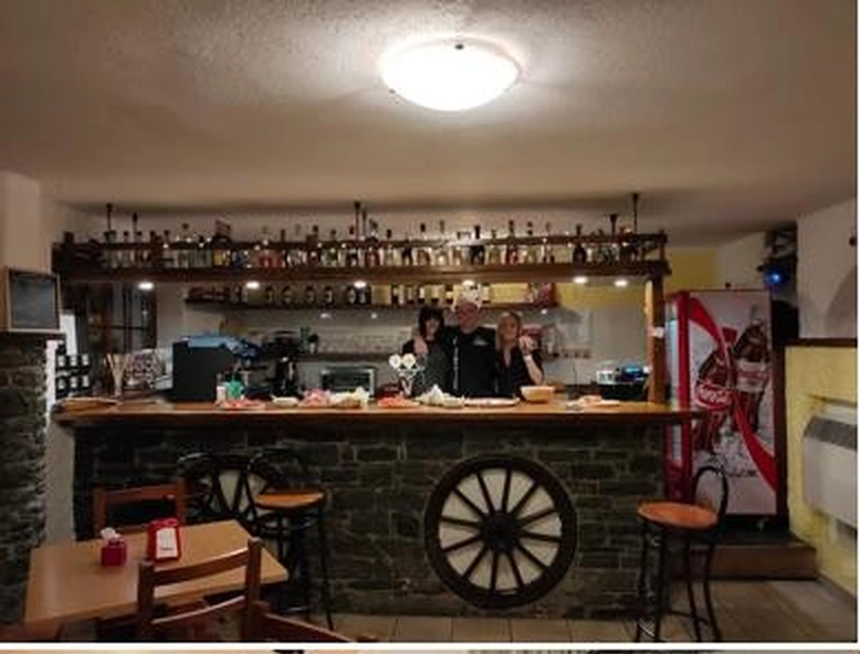 Bancone Bar in Pietra con Ruota di Carro Tradizionale