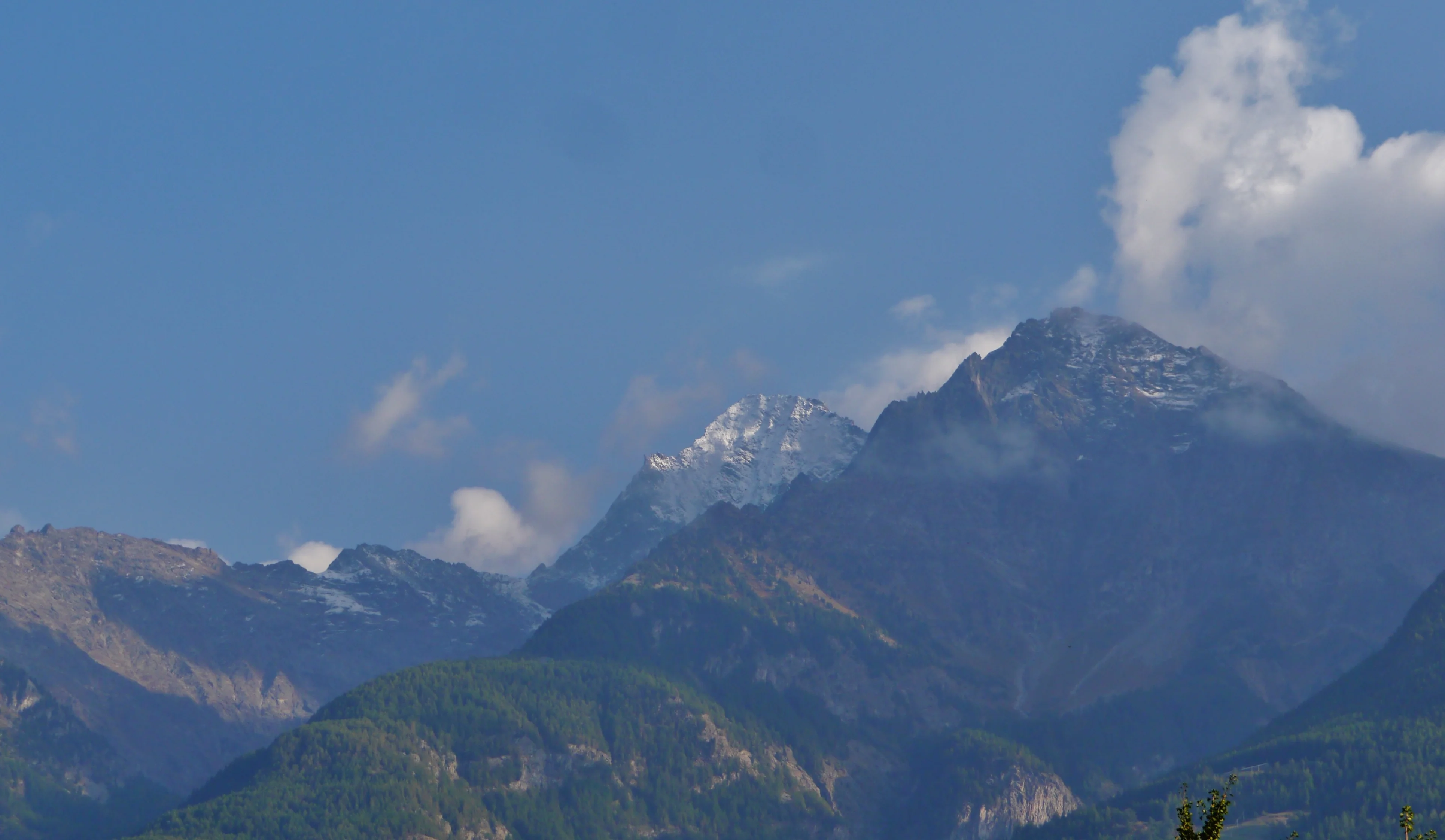 Il Monte Emilius sopra Charvensod e la conca di Aosta