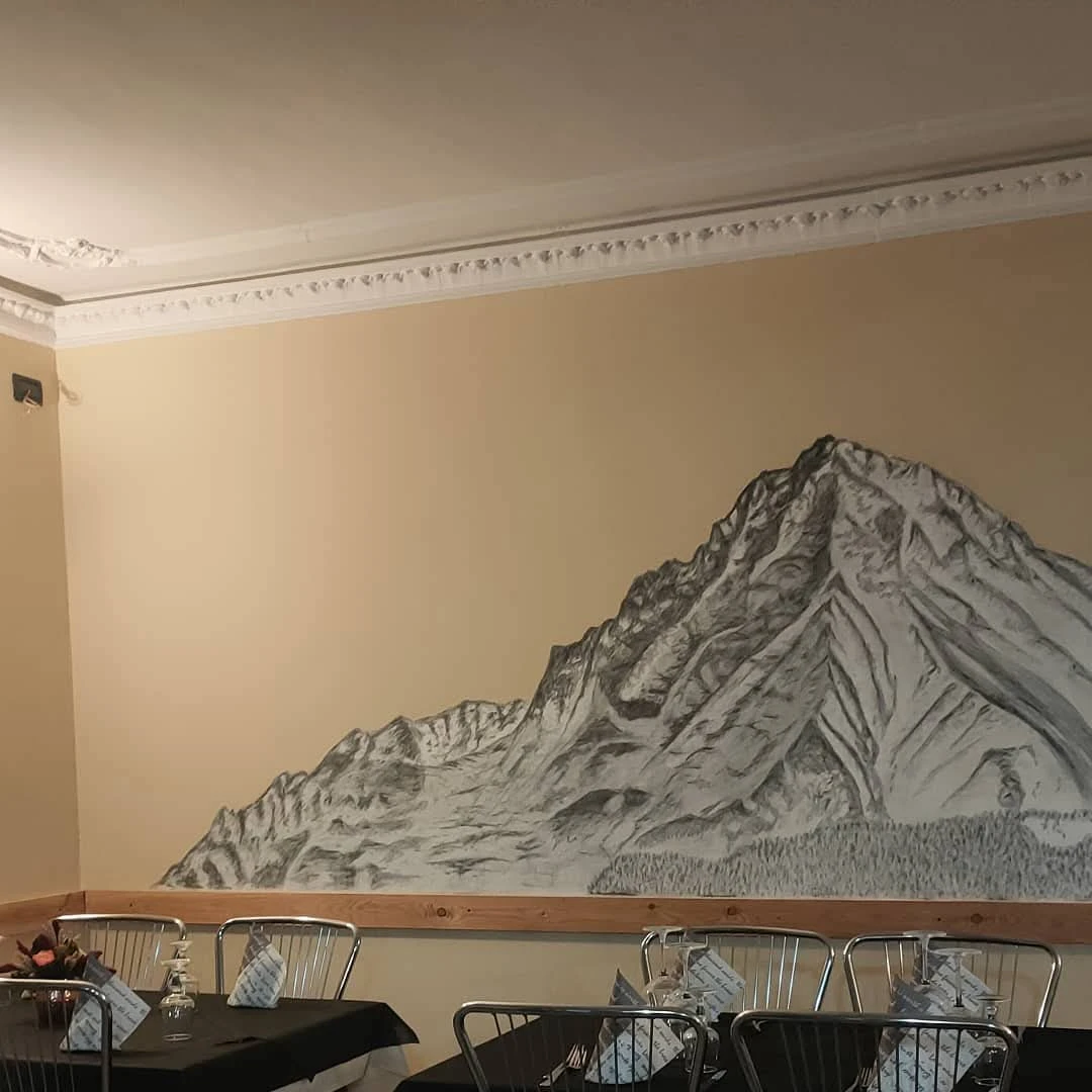 Murale Artistico Autentico di Monte Emilius nella Sala Ristorante