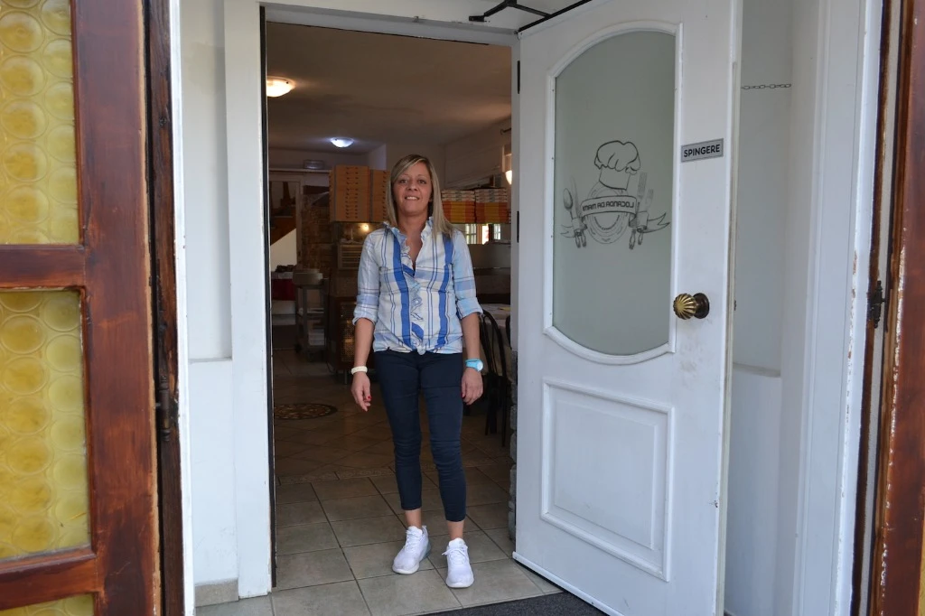 Veronica Mignani all'ingresso della Locanda da Mami